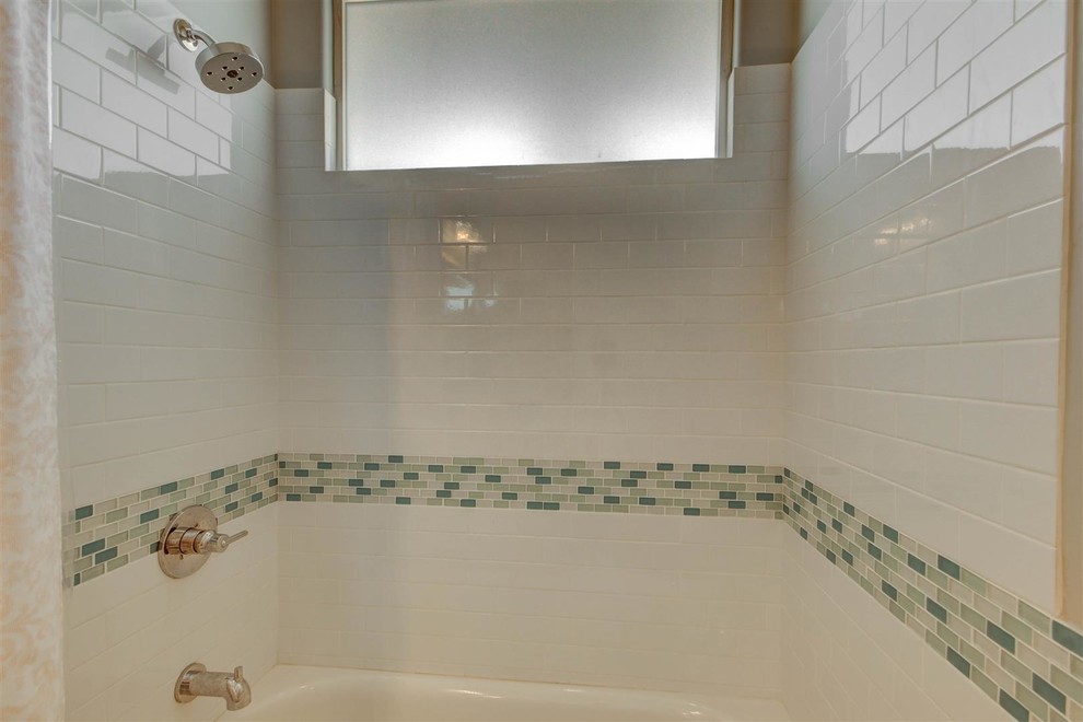 На фото: маленькая детская ванная комната в классическом стиле с ванной в нише, душем в нише и удлиненной плиткой для на участке и в саду с