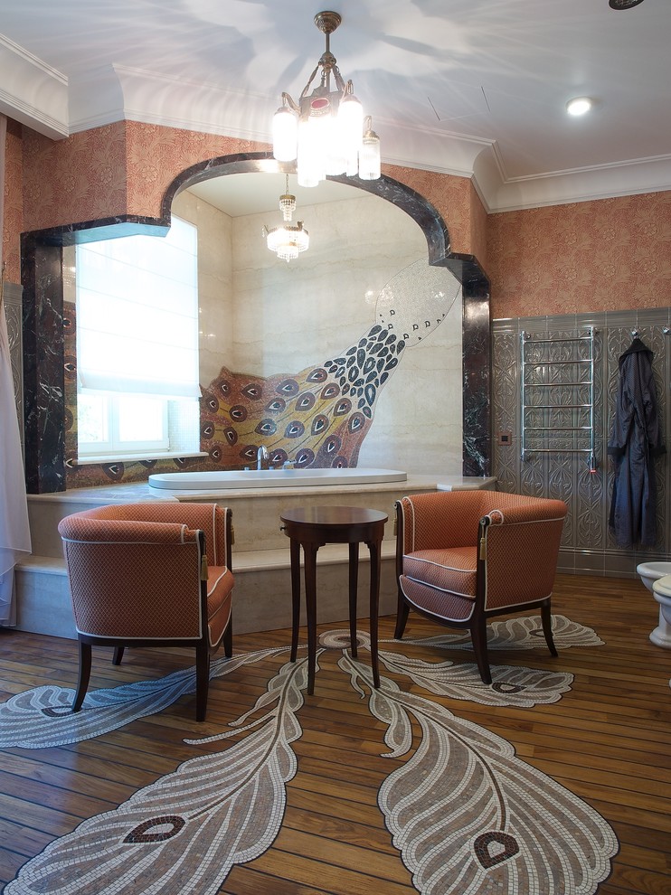 Eklektisk inredning av ett mycket stort en-suite badrum, med ett platsbyggt badkar, orange väggar och mellanmörkt trägolv