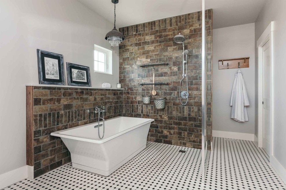 Пример оригинального дизайна: большая главная ванная комната в стиле лофт с отдельно стоящей ванной, открытым душем, черно-белой плиткой, керамогранитной плиткой, разноцветными стенами и полом из керамической плитки