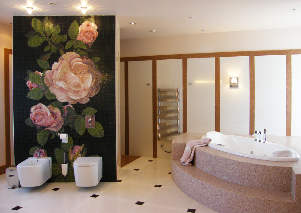 На фото: большая главная ванная комната в стиле ретро с накладной ванной, открытым душем, биде, розовой плиткой, плиткой мозаикой, бежевыми стенами и монолитной раковиной с