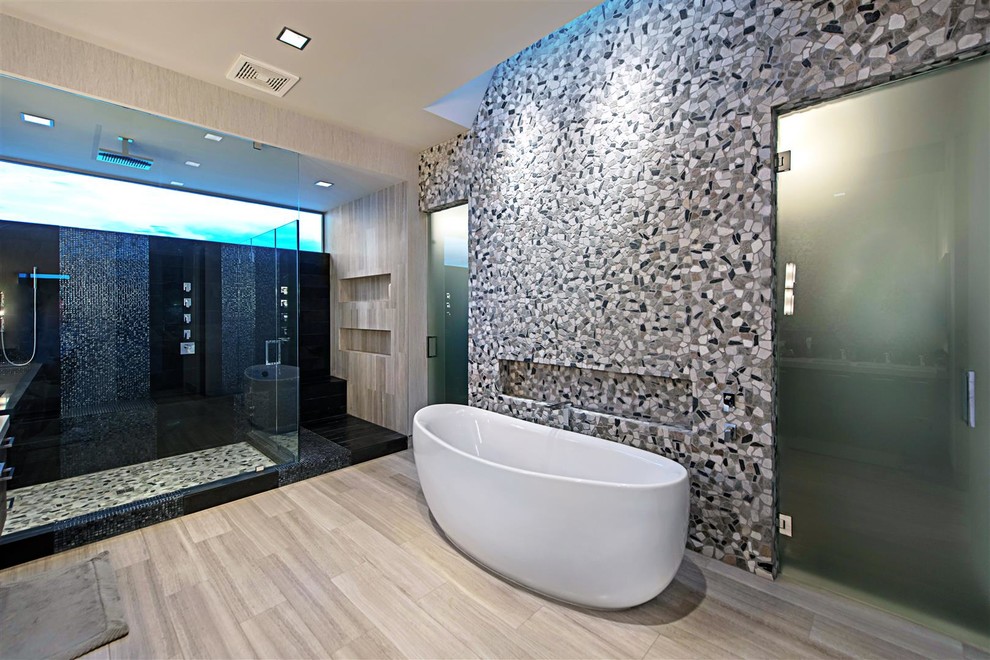 Пример оригинального дизайна: большая главная ванная комната в современном стиле с плоскими фасадами, темными деревянными фасадами, отдельно стоящей ванной, душем в нише, разноцветной плиткой, плиткой мозаикой, разноцветными стенами, полом из керамогранита, монолитной раковиной, столешницей из искусственного камня, бежевым полом и душем с распашными дверями