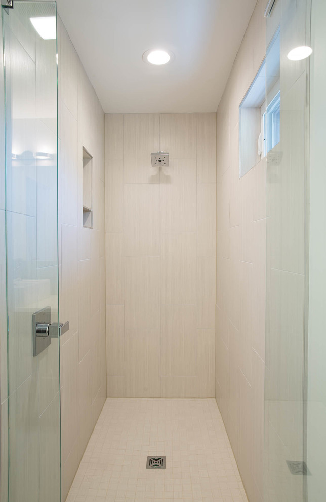 Ejemplo de cuarto de baño principal moderno de tamaño medio con armarios con paneles lisos, puertas de armario marrones, baldosas y/o azulejos de porcelana, paredes blancas, suelo de madera en tonos medios y suelo marrón