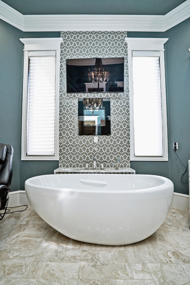Bild på ett mycket stort medelhavsstil beige beige en-suite badrum, med luckor med upphöjd panel, beige skåp, ett fristående badkar, blå väggar, klinkergolv i porslin, ett undermonterad handfat, granitbänkskiva och beiget golv