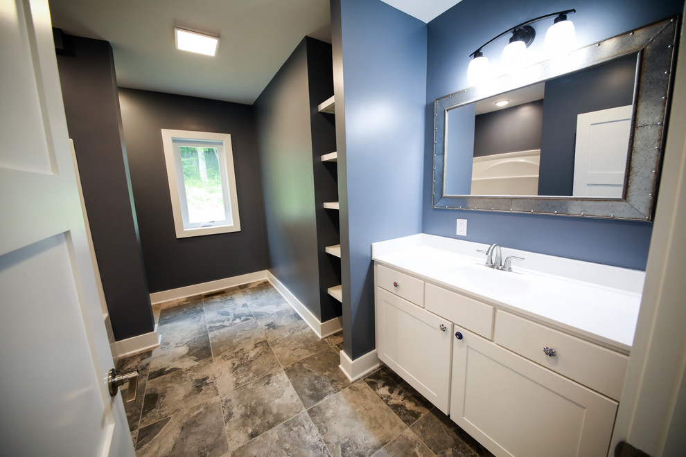 Inspiration pour une salle de bain design avec un plan de toilette en marbre, un plan de toilette blanc, un sol en carrelage de céramique et un sol gris.