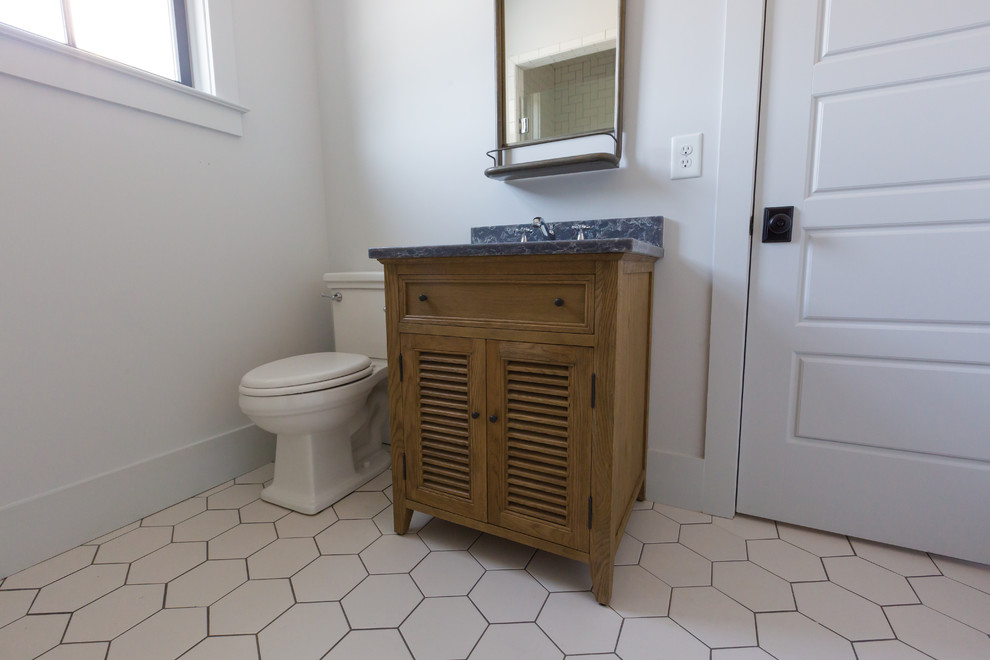 Idéer för att renovera ett litet vintage badrum med dusch, med luckor med lamellpanel, skåp i mellenmörkt trä, en dusch i en alkov, en toalettstol med separat cisternkåpa, vit kakel, tunnelbanekakel, vita väggar, klinkergolv i keramik, ett undermonterad handfat, bänkskiva i kvarts och vitt golv