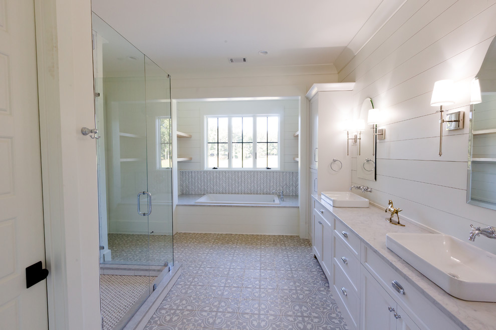 Идея дизайна: главная ванная комната среднего размера в стиле неоклассика (современная классика) с фасадами в стиле шейкер, белыми фасадами, накладной ванной, угловым душем, белой плиткой, плиткой кабанчик, белыми стенами, полом из цементной плитки, накладной раковиной, столешницей из гранита, серым полом и душем с распашными дверями