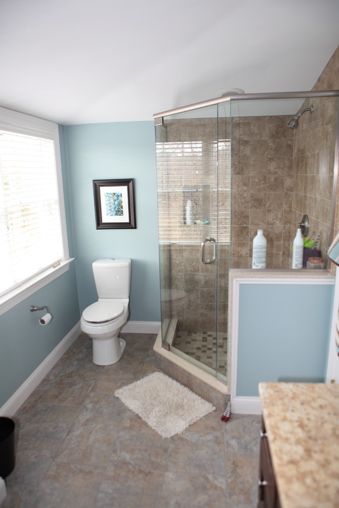 Foto på ett mellanstort vintage badrum, med skåp i mörkt trä, flerfärgad kakel, keramikplattor, blå väggar, klinkergolv i keramik och granitbänkskiva
