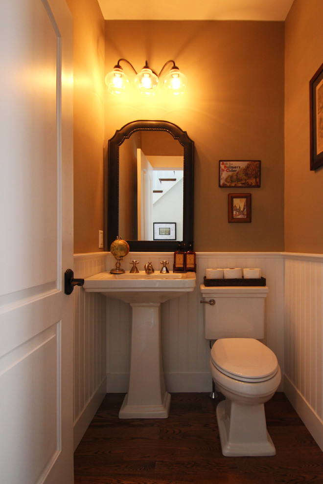 Esempio di un piccolo bagno di servizio tradizionale con lavabo a colonna, WC monopezzo e pavimento in legno massello medio