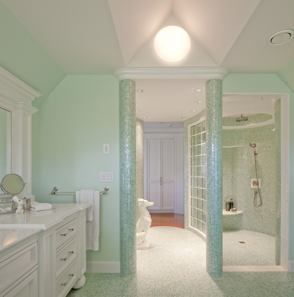 На фото: большая ванная комната в классическом стиле с фасадами с утопленной филенкой, белыми фасадами, открытым душем, зелеными стенами, полом из мозаичной плитки, зеленой плиткой, плиткой мозаикой и открытым душем с