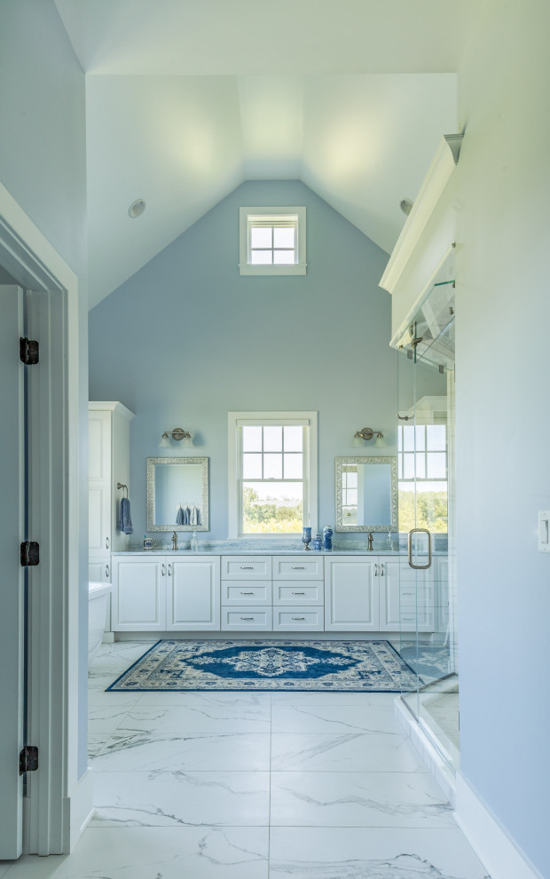 Exempel på ett stort amerikanskt en-suite badrum, med ett fristående badkar, våtrum, marmorkakel, blå väggar, marmorgolv och vitt golv