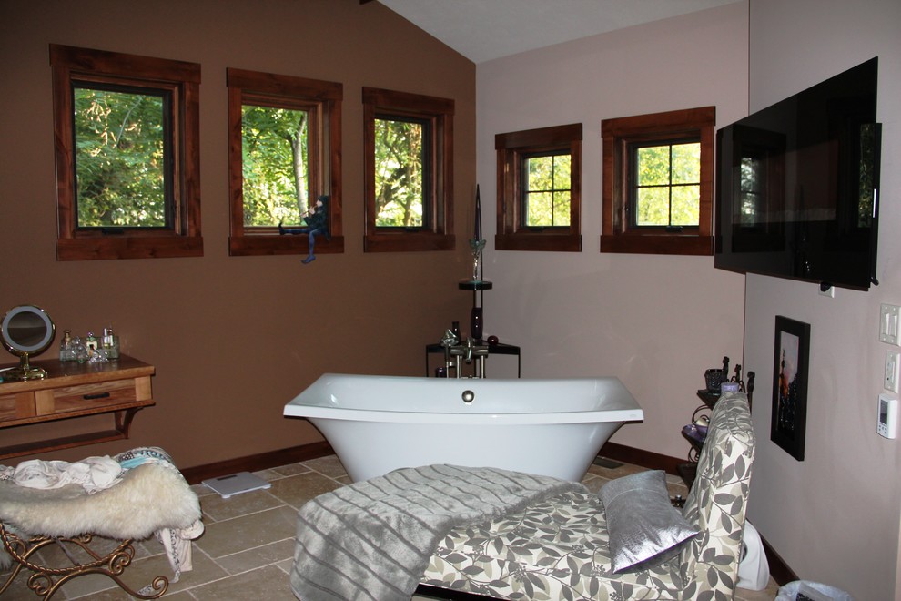 シカゴにある広いモダンスタイルのおしゃれな浴室 (淡色木目調キャビネット、置き型浴槽、ベージュのタイル、セラミックタイル、セラミックタイルの床、木製洗面台) の写真