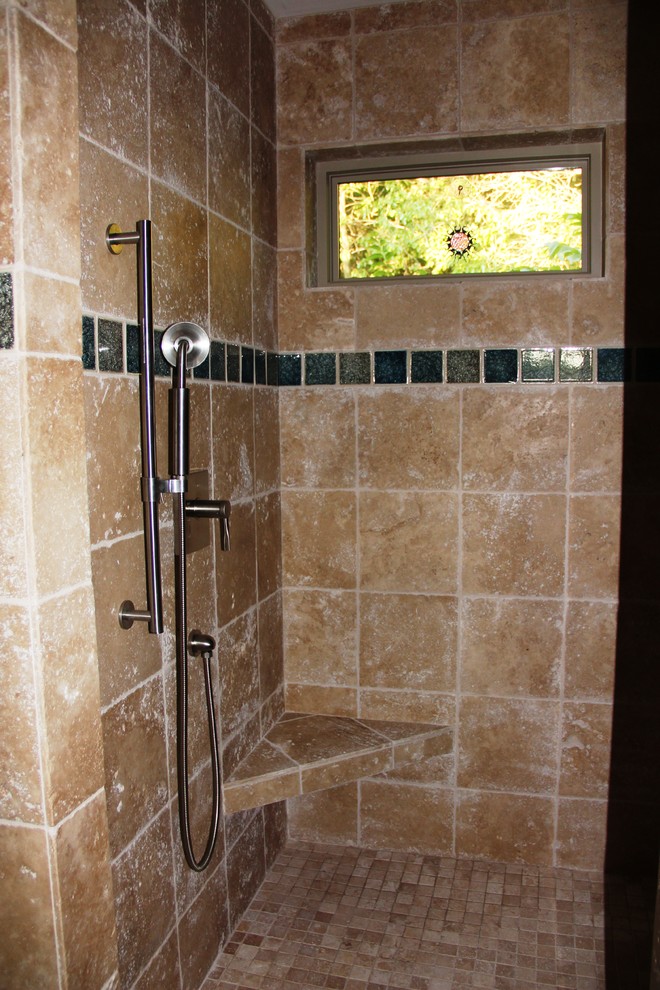 Diseño de cuarto de baño tradicional grande con puertas de armario de madera clara, baldosas y/o azulejos de cerámica, suelo de baldosas de cerámica y encimera de madera
