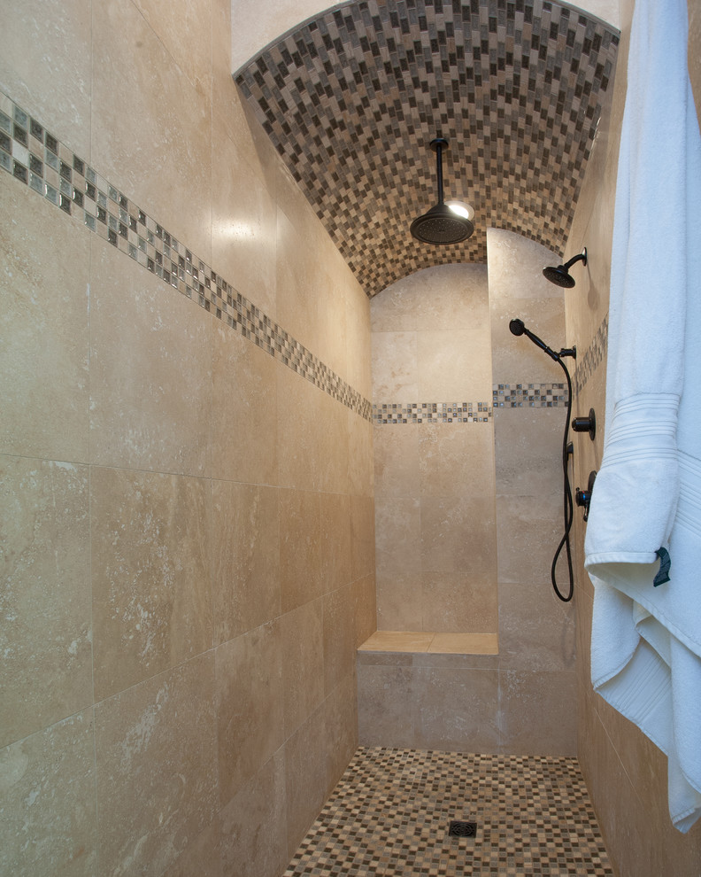 На фото: большая главная ванная комната в классическом стиле с душем в нише, бежевой плиткой, плиткой мозаикой, бежевыми стенами, полом из мозаичной плитки, бежевым полом и открытым душем