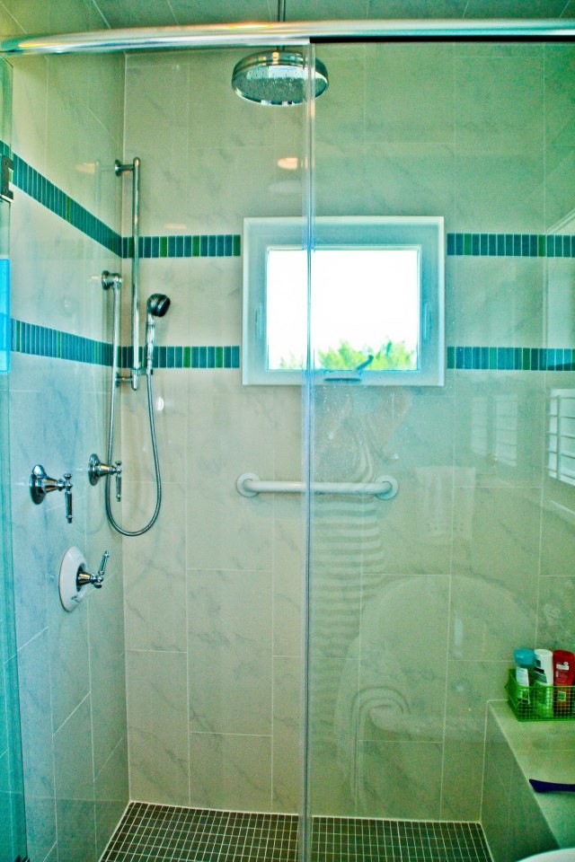 Mittelgroßes Klassisches Duschbad mit Schrankfronten mit vertiefter Füllung, weißen Schränken, Duschnische, beigen Fliesen, grünen Fliesen, Keramikfliesen, grüner Wandfarbe, Keramikboden, Einbauwaschbecken und gefliestem Waschtisch in Sonstige