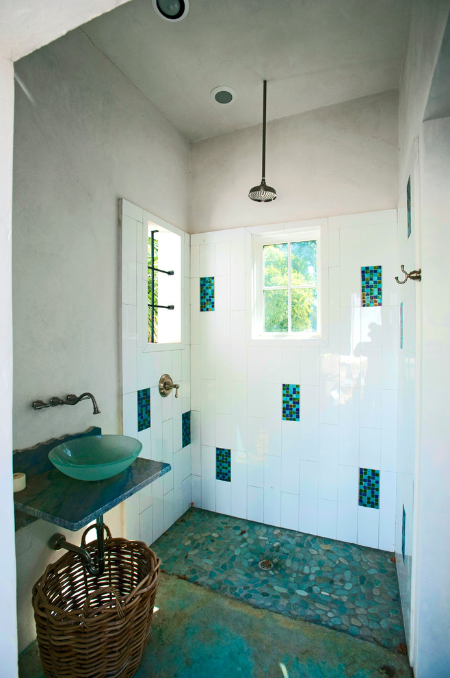 Свежая идея для дизайна: ванная комната в средиземноморском стиле с настольной раковиной, открытым душем, открытым душем и окном - отличное фото интерьера
