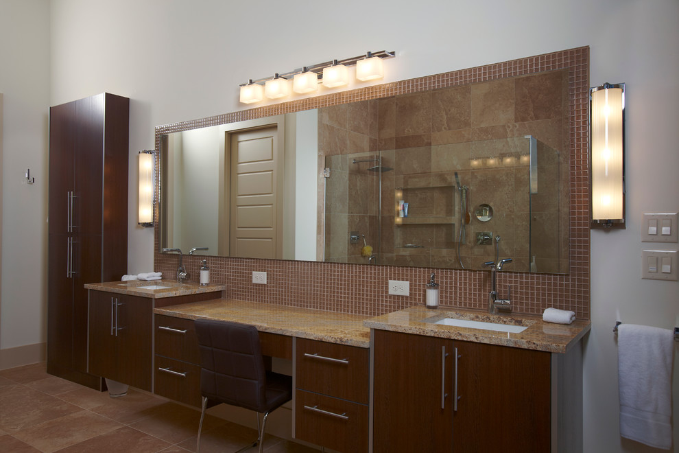 Klassisches Badezimmer mit Unterbauwaschbecken, Granit-Waschbecken/Waschtisch und braunen Fliesen in Austin
