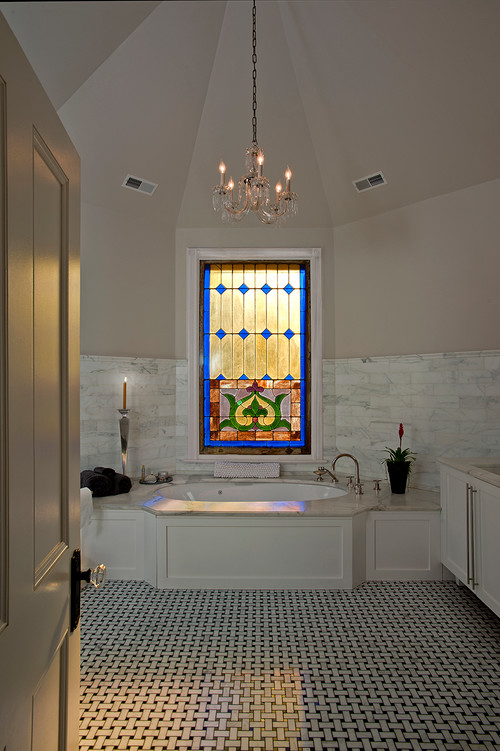 Свежая идея для дизайна: большая главная ванная комната в классическом стиле с фасадами в стиле шейкер, белыми фасадами, полновстраиваемой ванной, серой плиткой, белой плиткой, каменной плиткой, бежевыми стенами, полом из керамогранита, мраморной столешницей и разноцветным полом - отличное фото интерьера