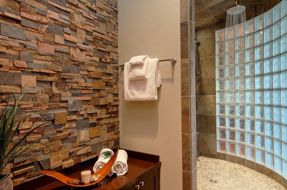 Foto på ett funkis badrum, med möbel-liknande, skåp i mörkt trä, beige kakel, brun kakel, beige väggar, ett fristående handfat och granitbänkskiva