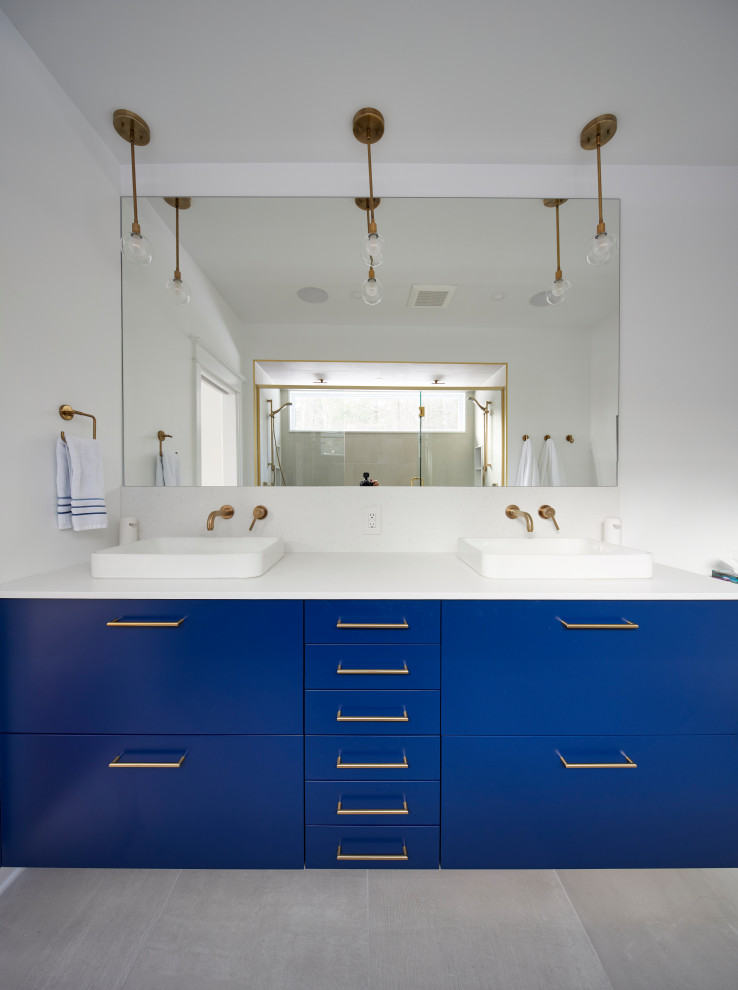 Diseño de cuarto de baño doble y a medida contemporáneo grande con armarios con paneles lisos, puertas de armario azules, paredes blancas, aseo y ducha, lavabo sobreencimera, suelo gris y encimeras blancas