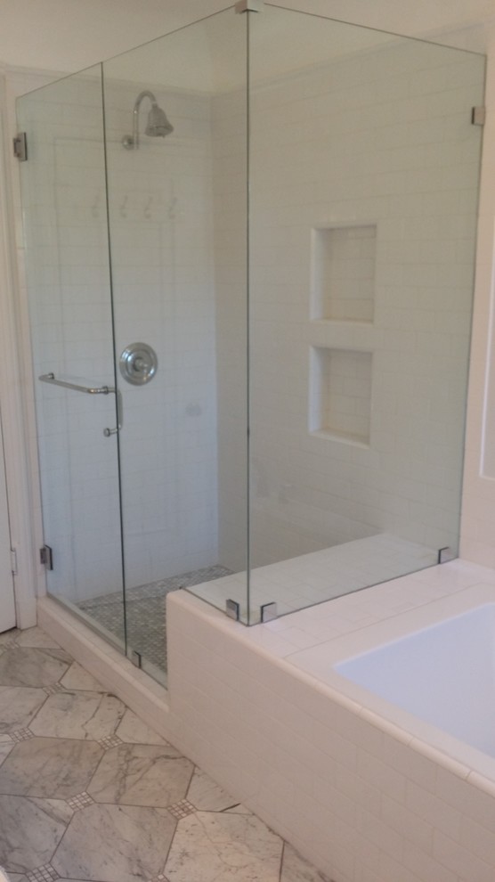 Стильный дизайн: главная ванная комната среднего размера в восточном стиле с угловой ванной, белой плиткой, керамогранитной плиткой, белыми стенами, мраморным полом и угловым душем - последний тренд