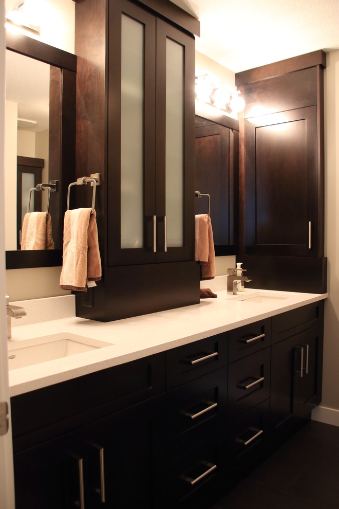 Идея дизайна: ванная комната среднего размера в стиле неоклассика (современная классика) с фасадами в стиле шейкер, черными фасадами, коричневыми стенами, темным паркетным полом, врезной раковиной, столешницей из искусственного камня и коричневым полом