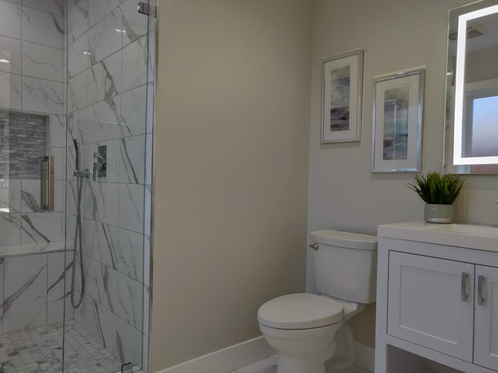 Idées déco pour une douche en alcôve principale contemporaine de taille moyenne avec un placard avec porte à panneau encastré, des portes de placard grises, une baignoire posée, un carrelage blanc, du carrelage en marbre, un mur blanc, un sol en marbre, un lavabo encastré, un plan de toilette en quartz modifié, un sol blanc, une cabine de douche à porte battante, un plan de toilette blanc, un banc de douche, meuble double vasque et meuble-lavabo encastré.
