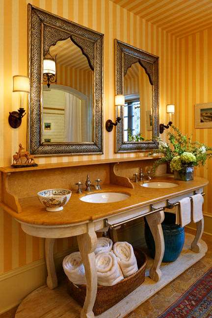Пример оригинального дизайна: большая главная ванная комната в средиземноморском стиле с двойным душем, унитазом-моноблоком, керамической плиткой, желтыми стенами, мраморным полом, консольной раковиной, фасадами островного типа, светлыми деревянными фасадами, столешницей из искусственного кварца и оранжевой столешницей
