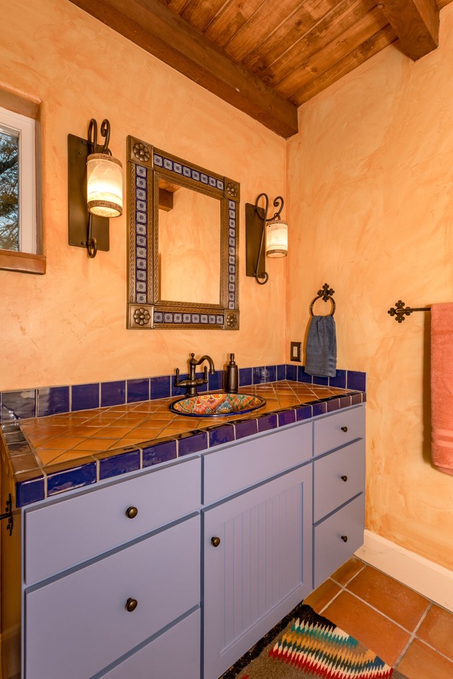 Idéer för att renovera ett mellanstort amerikanskt en-suite badrum, med skåp i shakerstil, skåp i ljust trä, en dusch i en alkov, en toalettstol med separat cisternkåpa, beige kakel, travertinkakel, beige väggar, klinkergolv i terrakotta, ett undermonterad handfat, marmorbänkskiva, brunt golv och dusch med gångjärnsdörr