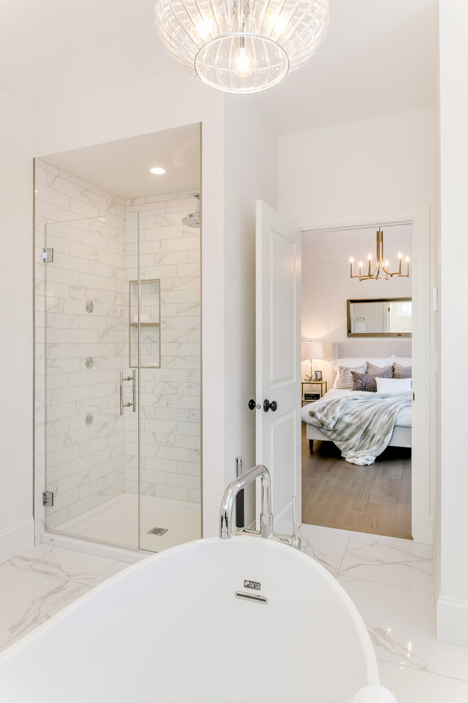 Inredning av ett klassiskt litet badrum för barn, med släta luckor, skåp i mellenmörkt trä, ett fristående badkar, vit kakel, marmorkakel, vita väggar, marmorgolv, ett undermonterad handfat, bänkskiva i kvartsit och vitt golv