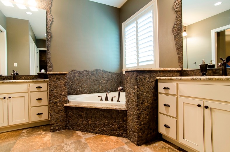 Eklektisk inredning av ett stort badrum, med skåp i shakerstil, vita skåp, ett hörnbadkar, svart och vit kakel, brun kakel, kakel i småsten, grå väggar, klinkergolv i keramik, ett undermonterad handfat och marmorbänkskiva