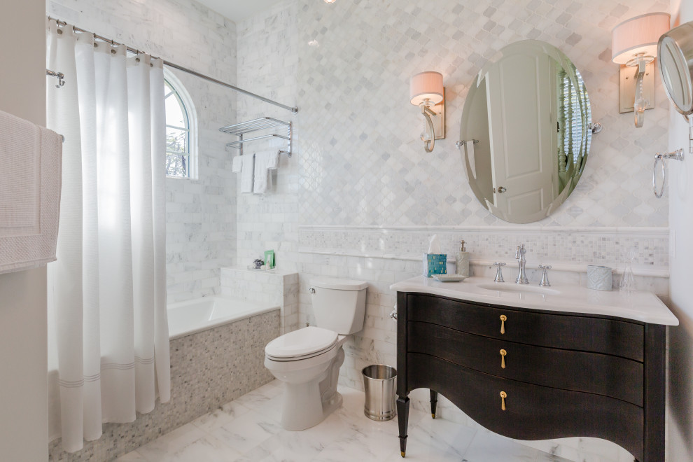 Idéer för att renovera ett vintage vit vitt badrum med dusch, med skåp i mörkt trä, ett badkar i en alkov, en dusch/badkar-kombination, vit kakel, ett undermonterad handfat, vitt golv, dusch med duschdraperi och släta luckor