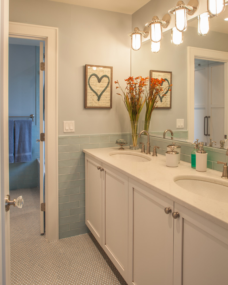 Пример оригинального дизайна: ванная комната в стиле неоклассика (современная классика) с врезной раковиной, фасадами в стиле шейкер, белыми фасадами, синей плиткой, плиткой кабанчик и белой столешницей