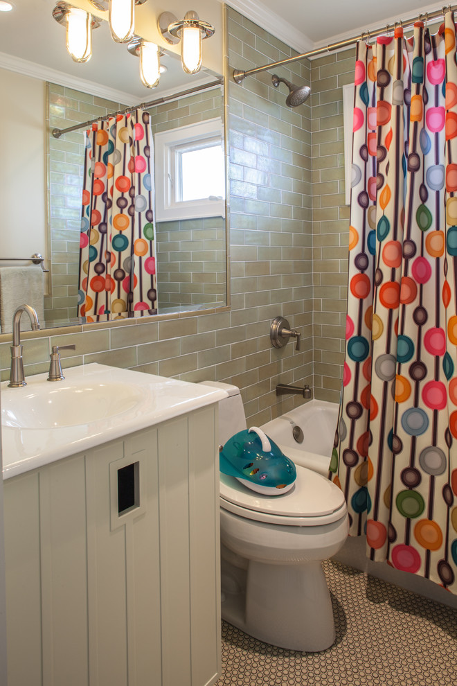 На фото: ванная комната в современном стиле с плиткой кабанчик с