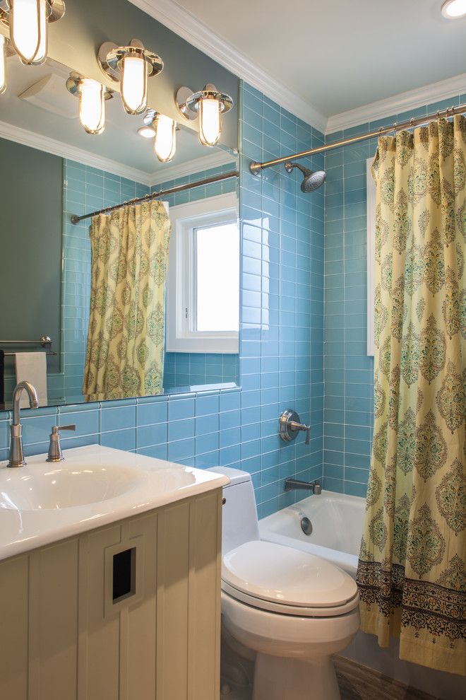 На фото: ванная комната в современном стиле с шторкой для ванной с