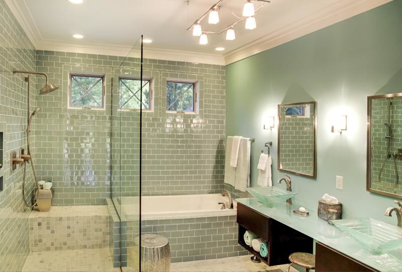 他の地域にある広いコンテンポラリースタイルのおしゃれなマスターバスルーム (フラットパネル扉のキャビネット、濃色木目調キャビネット、ドロップイン型浴槽、コーナー設置型シャワー、グレーのタイル、サブウェイタイル、グレーの壁、ベッセル式洗面器、ガラスの洗面台、白い床、オープンシャワー、青い洗面カウンター) の写真