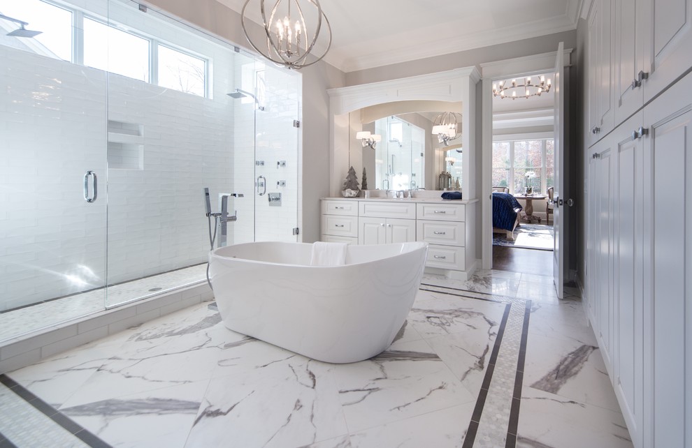 Idéer för ett klassiskt vit en-suite badrum, med luckor med upphöjd panel, vita skåp, ett fristående badkar, en dubbeldusch, vit kakel, tunnelbanekakel, grå väggar, vitt golv och dusch med gångjärnsdörr