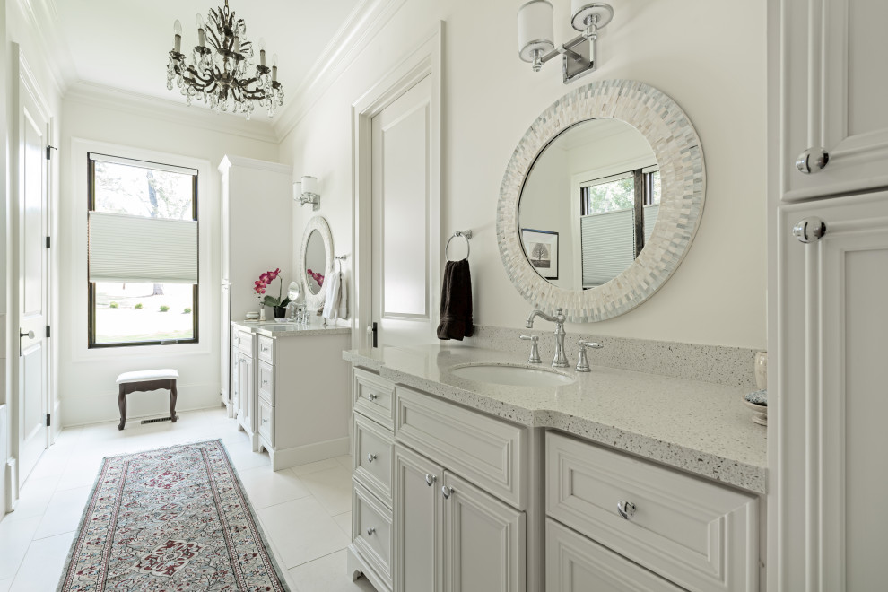 Ejemplo de cuarto de baño principal, doble y a medida clásico con armarios con paneles empotrados, puertas de armario blancas, paredes blancas, lavabo bajoencimera, suelo blanco y encimeras blancas