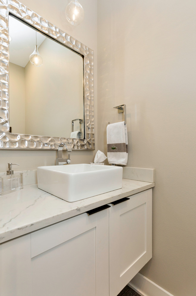 Idéer för funkis badrum, med skåp i shakerstil, vita skåp, beige väggar, ett fristående handfat och marmorbänkskiva