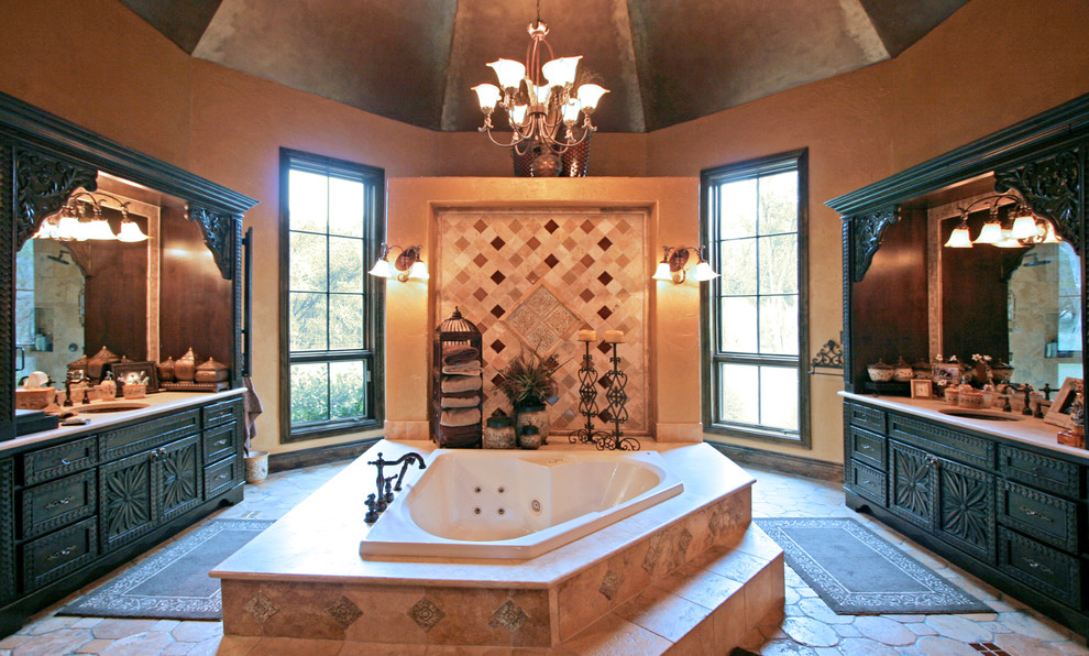 Inredning av ett medelhavsstil mycket stort en-suite badrum, med möbel-liknande, skåp i mörkt trä, ett platsbyggt badkar, bruna väggar, klinkergolv i terrakotta, ett undermonterad handfat och rött golv