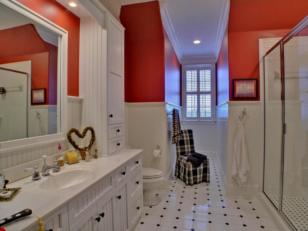 На фото: детская ванная комната среднего размера в стиле кантри с фасадами с утопленной филенкой, белыми фасадами, душем в нише, раздельным унитазом, бежевой плиткой, керамической плиткой, красными стенами, полом из керамической плитки, монолитной раковиной и столешницей из гранита с