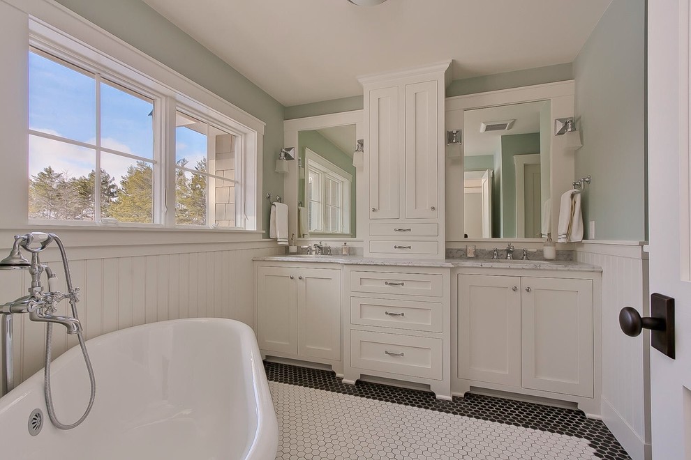 Aménagement d'une grande salle de bain principale classique avec un placard à porte shaker, des portes de placard blanches, une baignoire indépendante, un mur vert, un sol en carrelage de terre cuite, un lavabo encastré, un plan de toilette en marbre et un sol multicolore.