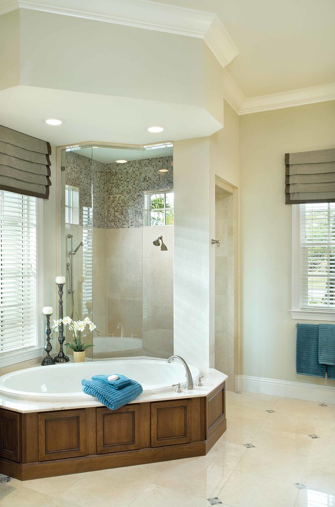 Aménagement d'une grande salle de bain principale classique avec une baignoire posée, une douche d'angle, un carrelage beige, un carrelage marron, un carrelage gris, des carreaux de porcelaine, un mur beige et un sol en marbre.