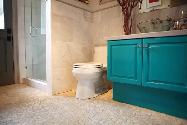 Idéer för mellanstora vintage badrum med dusch, med ett fristående handfat, luckor med upphöjd panel, blå skåp, bänkskiva i kvarts, en dusch i en alkov, beige kakel, keramikplattor, beige väggar och klinkergolv i småsten