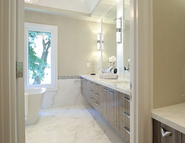 トロントにある広いトランジショナルスタイルのおしゃれな浴室 (フラットパネル扉のキャビネット、淡色木目調キャビネット、白いタイル、磁器タイル、ベージュの壁、セラミックタイルの床、アンダーカウンター洗面器) の写真