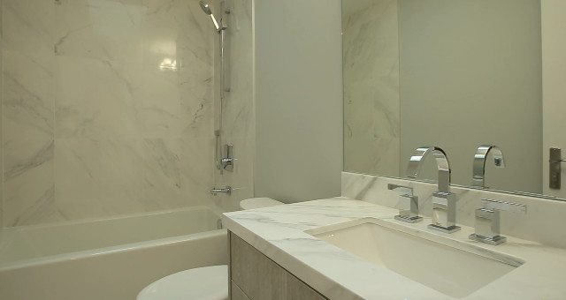 Immagine di una stanza da bagno chic di medie dimensioni con ante lisce, ante in legno chiaro, piastrelle bianche, piastrelle in gres porcellanato, pareti beige, pavimento con piastrelle in ceramica e lavabo sottopiano
