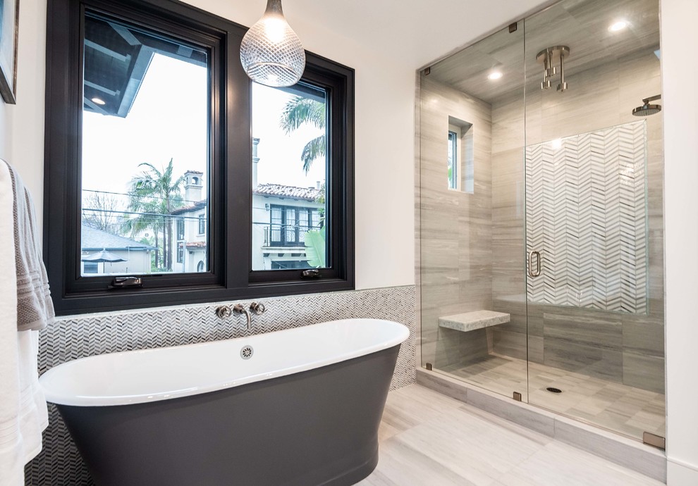 Ispirazione per una grande stanza da bagno padronale stile marino con doccia doppia, pareti bianche, lavabo sottopiano, pavimento grigio e porta doccia a battente