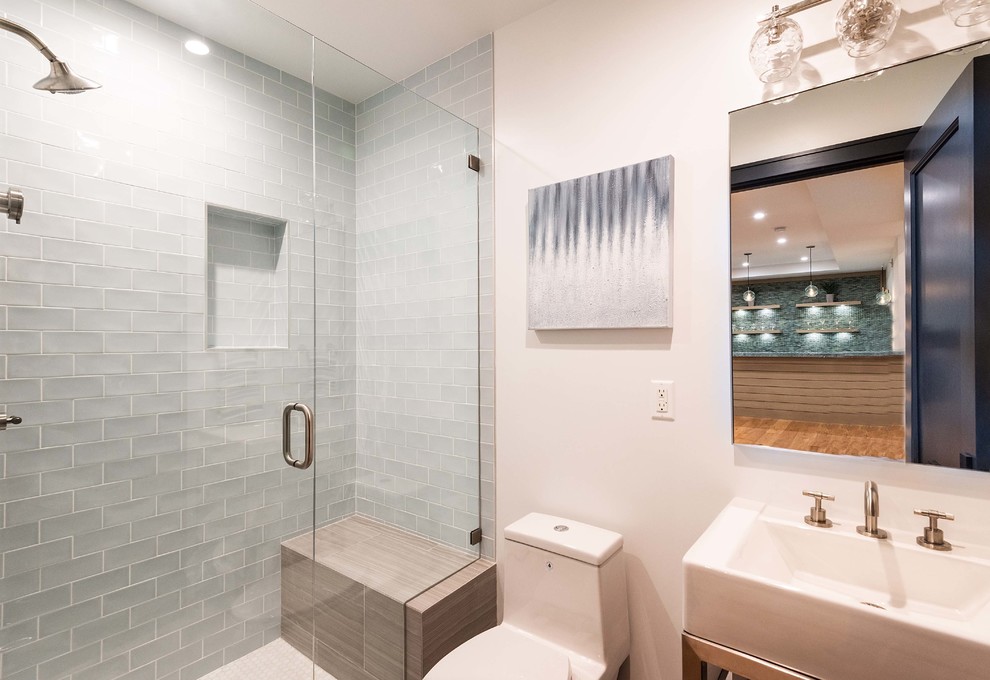 Ispirazione per una grande stanza da bagno per bambini stile marinaro con doccia doppia, pareti bianche, lavabo sottopiano, pavimento grigio e porta doccia a battente