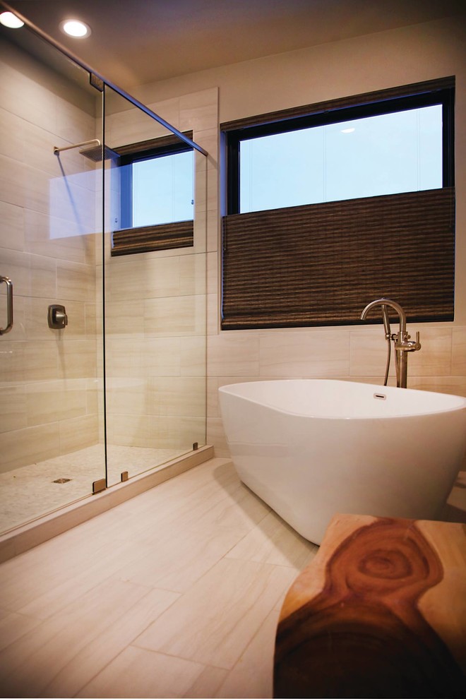 Стильный дизайн: главная ванная комната среднего размера в современном стиле с плоскими фасадами, белыми фасадами, отдельно стоящей ванной, угловым душем, раздельным унитазом, керамогранитной плиткой, серыми стенами, полом из керамогранита, врезной раковиной, столешницей из кварцита, серым полом, душем с распашными дверями и белой столешницей - последний тренд