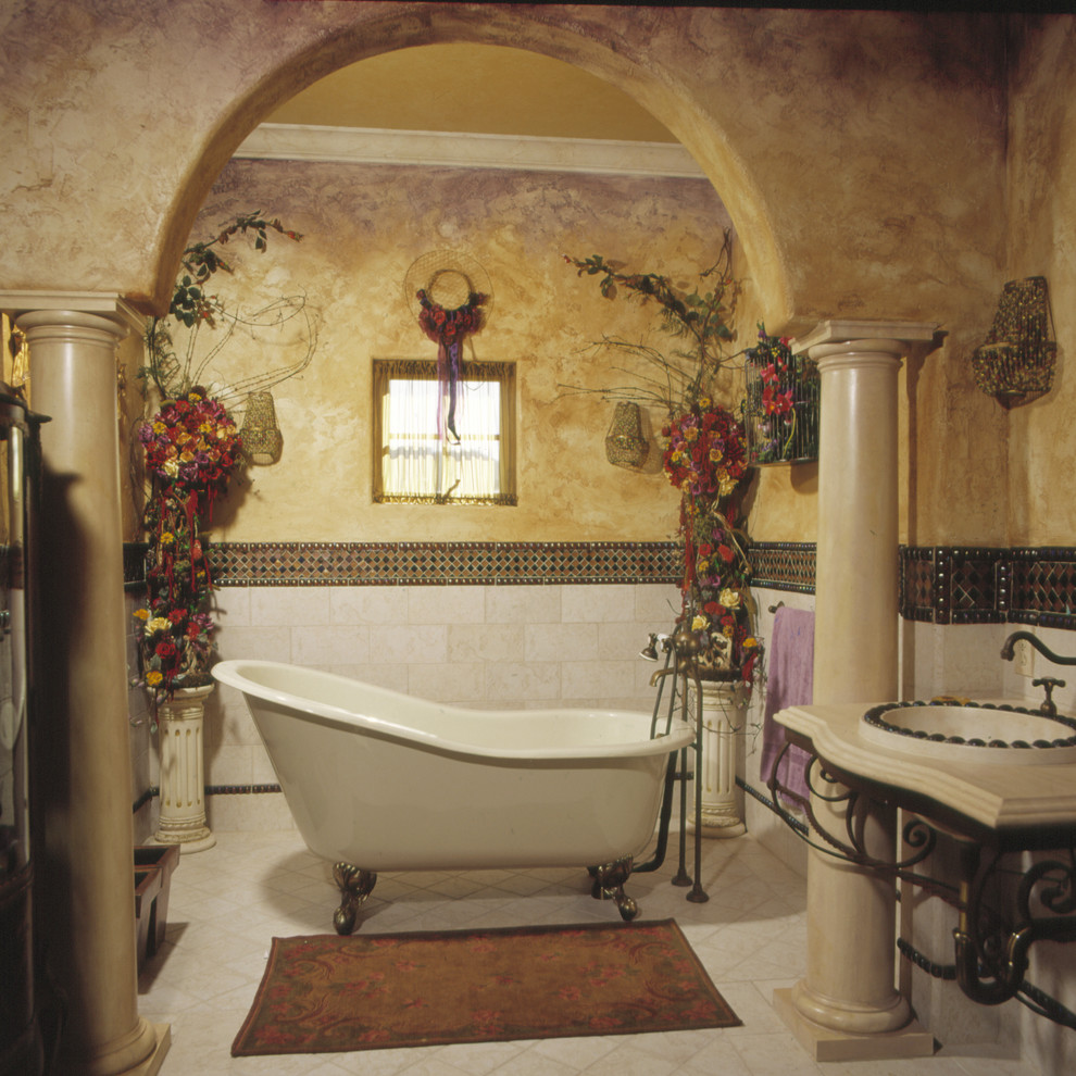 Foto di una stanza da bagno padronale shabby-chic style di medie dimensioni con vasca con piedi a zampa di leone, pareti multicolore e pavimento con piastrelle in ceramica
