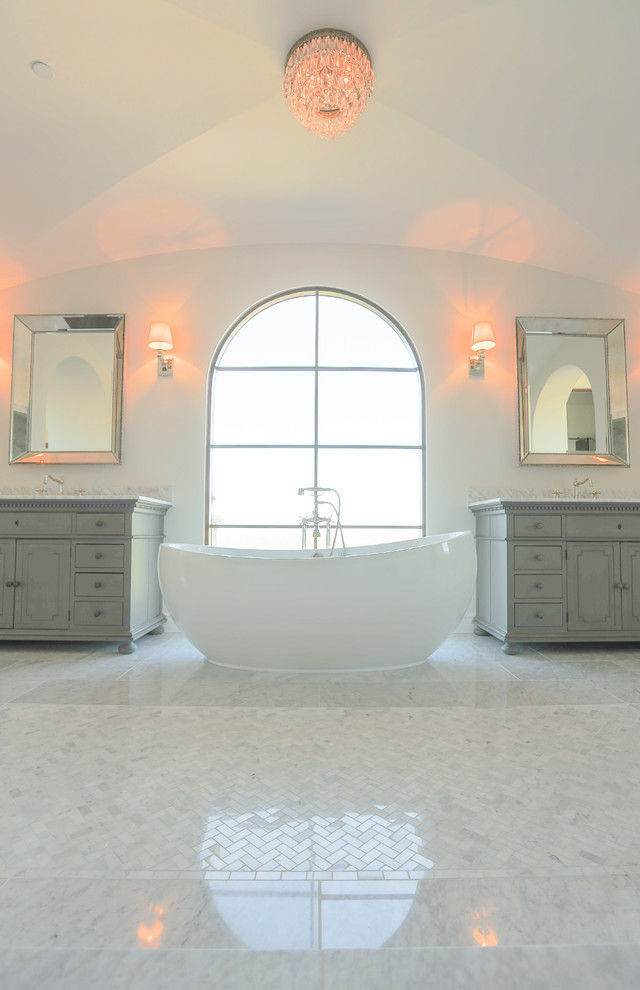 Modelo de cuarto de baño principal mediterráneo grande con bañera exenta y paredes blancas